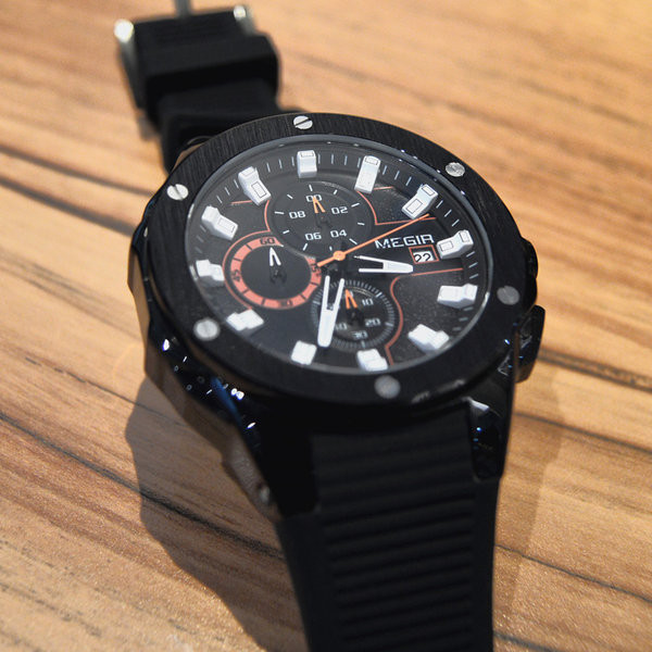 Veekindel meeste käekell kummist rihmaga