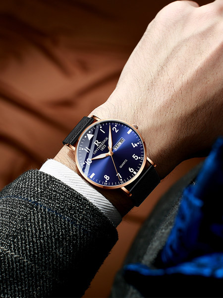 Modern férfi karóra 40 mm átmérővel