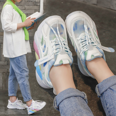 Μοντέρνα αθλητικά παπούτσια για κορίτσι με χρωματιστό πάτο