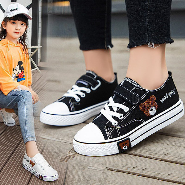 Tikandi ja kleebisega laste tekstiilist tossud