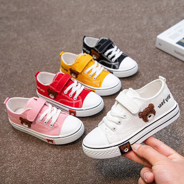 Tikandi ja kleebisega laste tekstiilist tossud