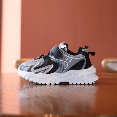 Spordiga laste tossud teibi ja võrguga