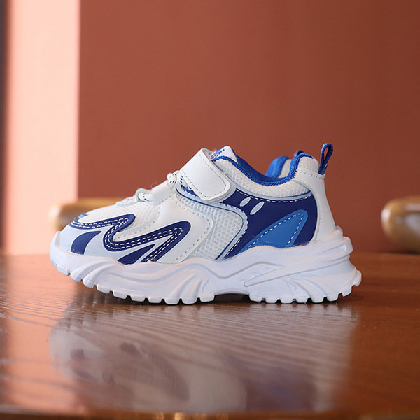 Spordiga laste tossud teibi ja võrguga