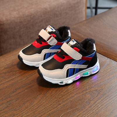 Нов модел детски маратонки със светеща подметка