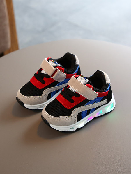 Нов модел детски маратонки със светеща подметка