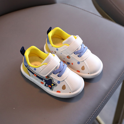 Gyermek tornacipő matricával és rátéttel