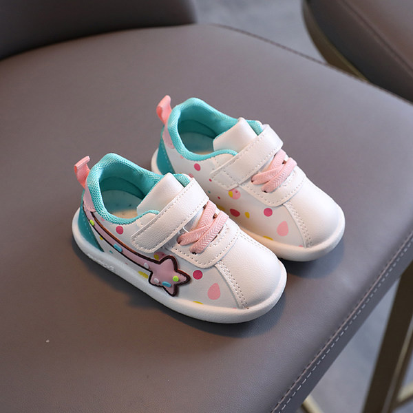 Gyermek tornacipő matricával és rátéttel