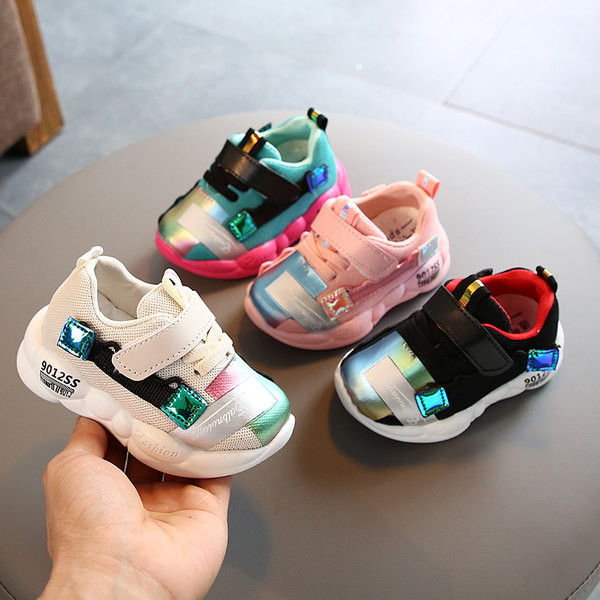 Rudens kedas ar spīdīgu elementu