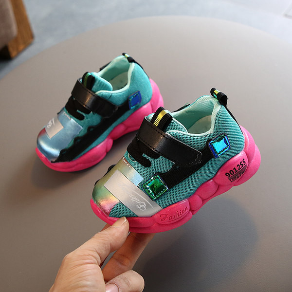 Rudens kedas ar spīdīgu elementu