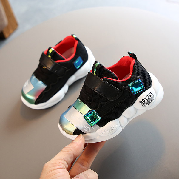 Rudens kedas ar spīdīgu elementu