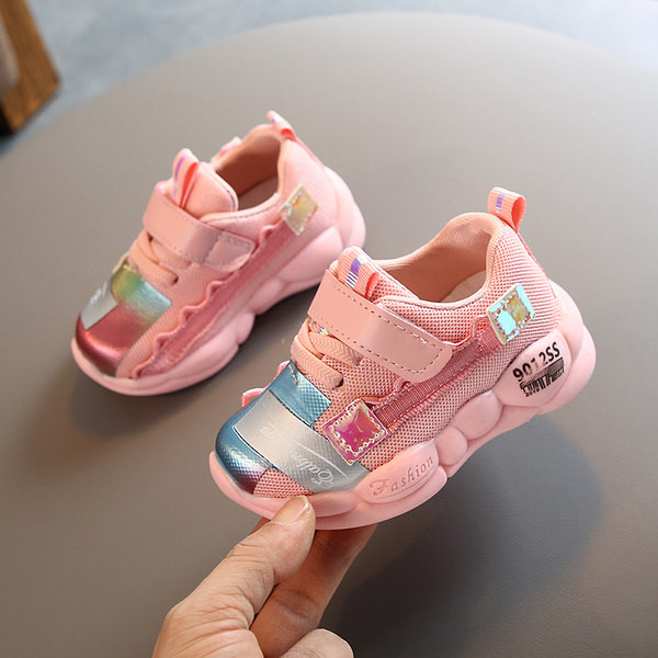 Rudens kedas ar spīdīgu elementu