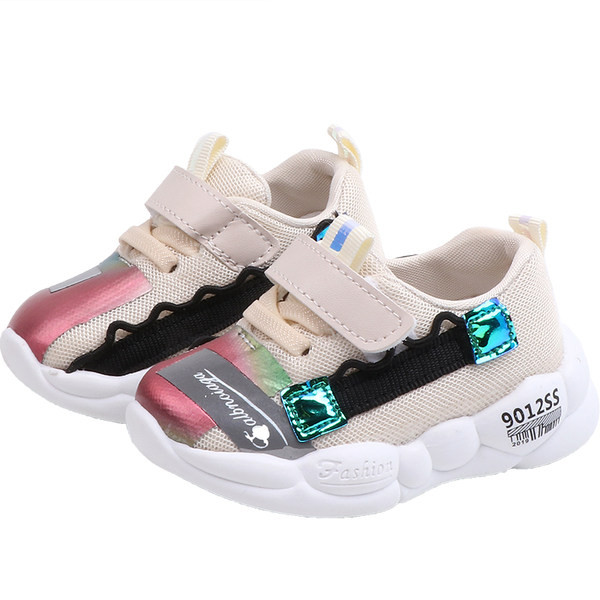 Rudens kedas ar spīdīgu elementu