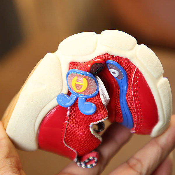 Laste vabaaja tossud libisemisvastase tallaga