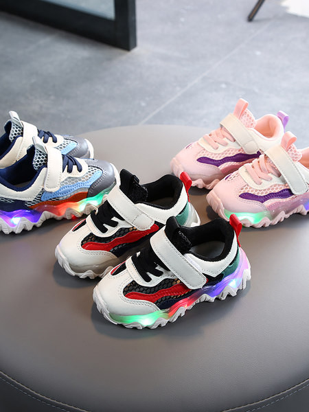 Moodsad helendava tallaga laste tossud