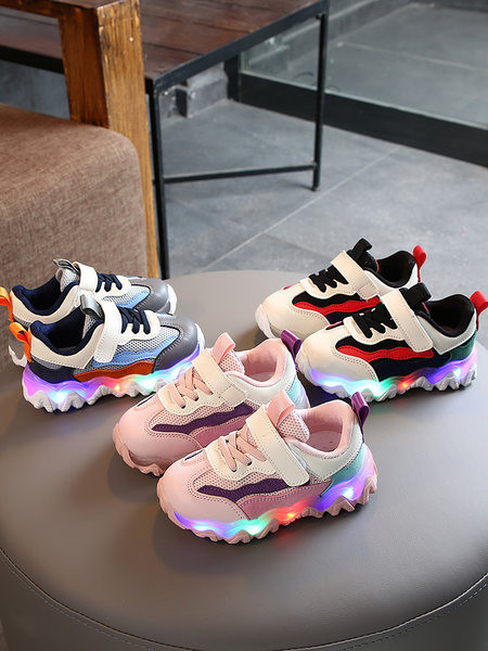 Moodsad helendava tallaga laste tossud