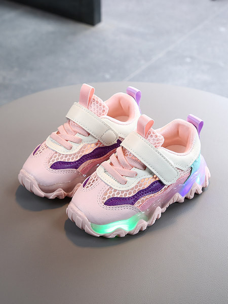 Moodsad helendava tallaga laste tossud