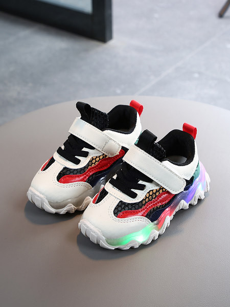 Moodsad helendava tallaga laste tossud