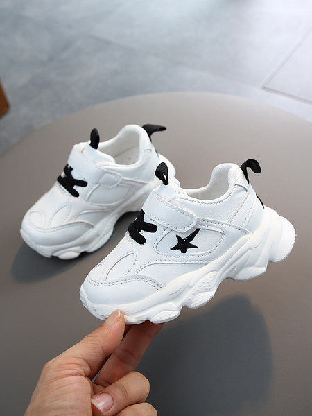 Moodsad tikandiga ja kareda tallaga tossud