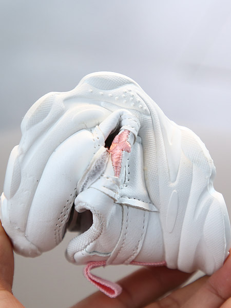 Moodsad tikandiga ja kareda tallaga tossud