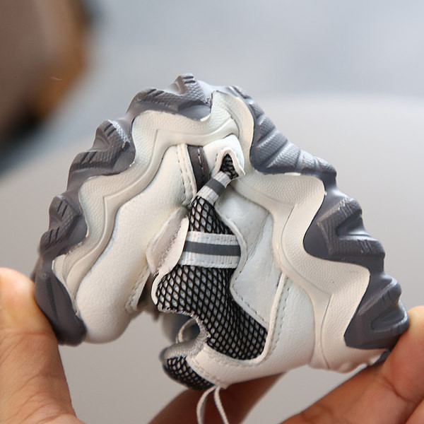 Moodsad tossud tüdrukutele ja poistele lipsude ja kleebistega