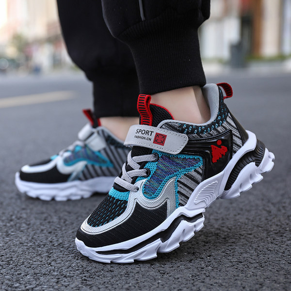 Zēniem piemērotas bērnu kedas ar mežģīnēm un uzlīmi