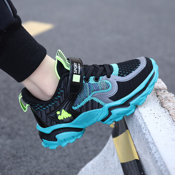 Zēniem piemērotas bērnu kedas ar mežģīnēm un uzlīmi