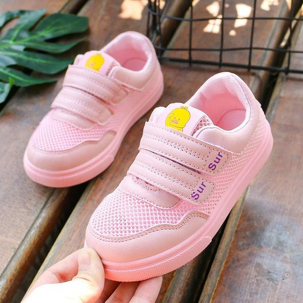 Jauns bērnu kedu modelis ar velcro aizdari un aplikāciju