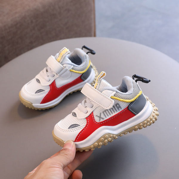 Jauns bērnu kedu modelis ar uzlīmēm zēniem