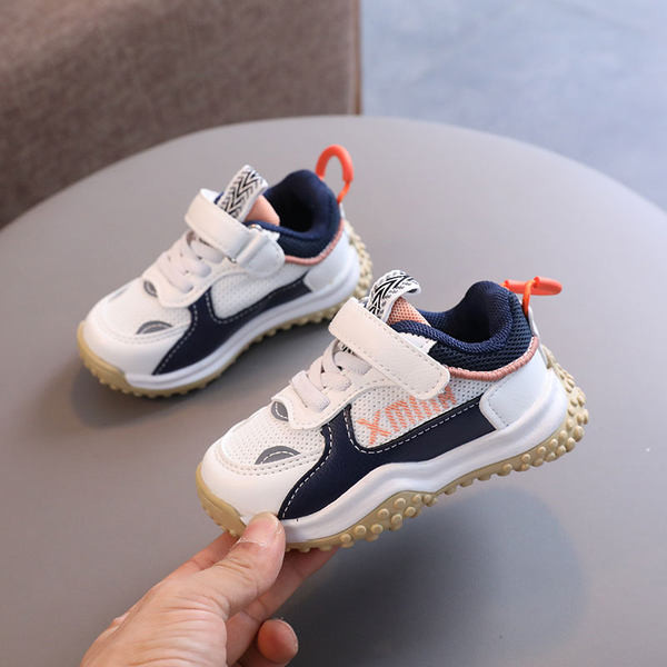 Jauns bērnu kedu modelis ar uzlīmēm zēniem