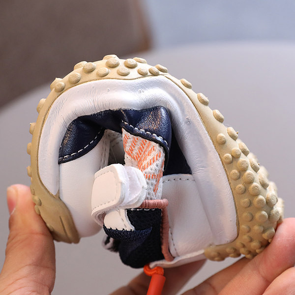 Jauns bērnu kedu modelis ar uzlīmēm zēniem