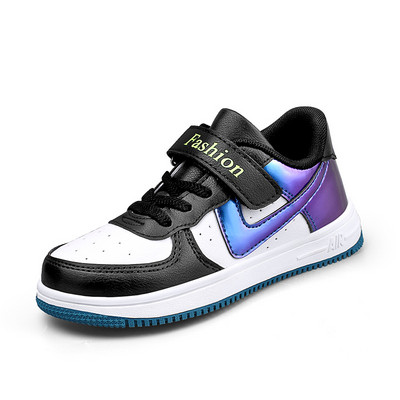 Vīriešu ikdienas kedas ar uzlīmēm un uzrakstu