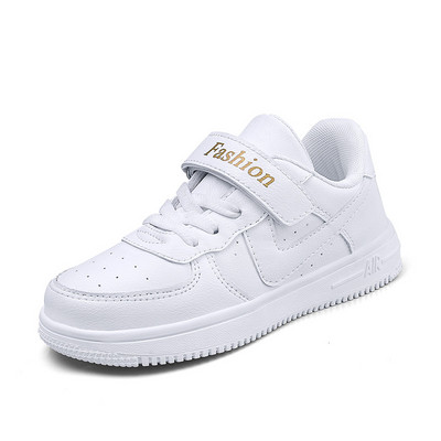 Vīriešu ikdienas kedas ar uzlīmēm un uzrakstu