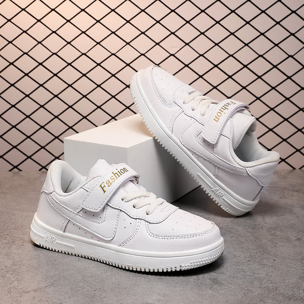 Vīriešu ikdienas kedas ar uzlīmēm un uzrakstu