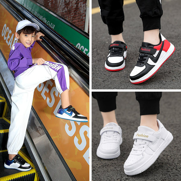 Vīriešu ikdienas kedas ar uzlīmēm un uzrakstu