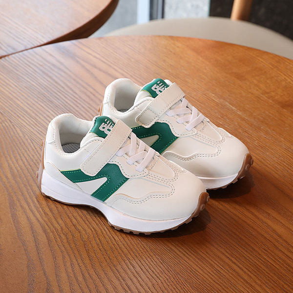 Ежедневни детски маратонки от еко кожа с лепенки