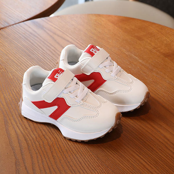 Ежедневни детски маратонки от еко кожа с лепенки