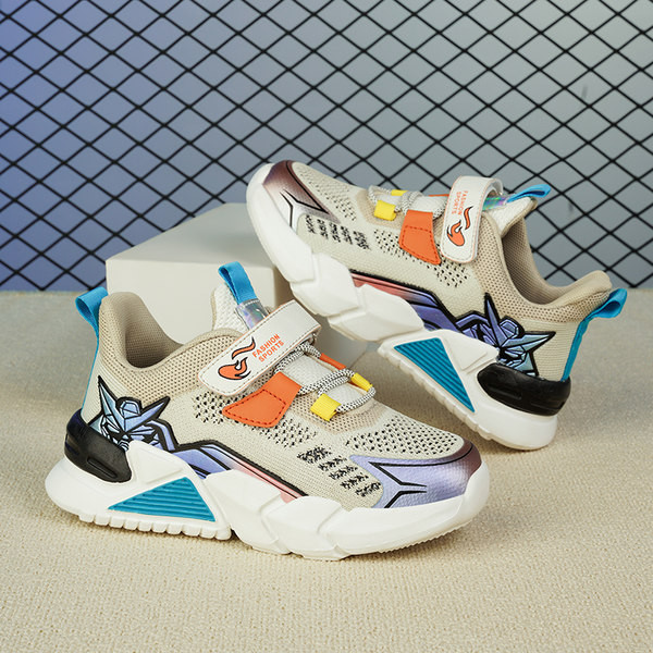 Модерни детски маратонки с цветен десен и лепенки 