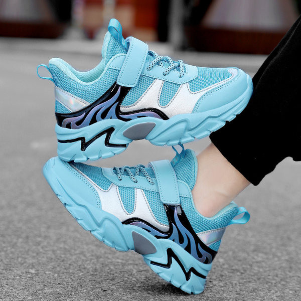 Детски маратонки с  лепенки и връзки в три цвята 