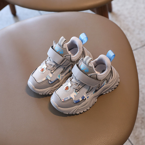 Детски маратонки в три цвята с лепенки подходящи за момчета и момичета 