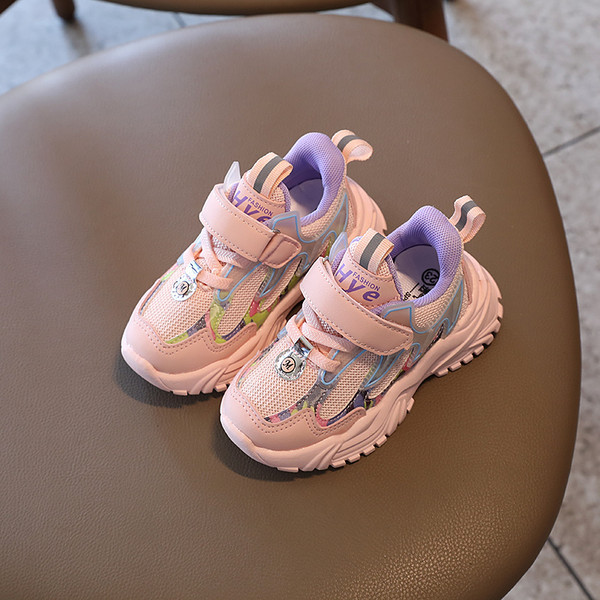 Детски маратонки в три цвята с лепенки подходящи за момчета и момичета 