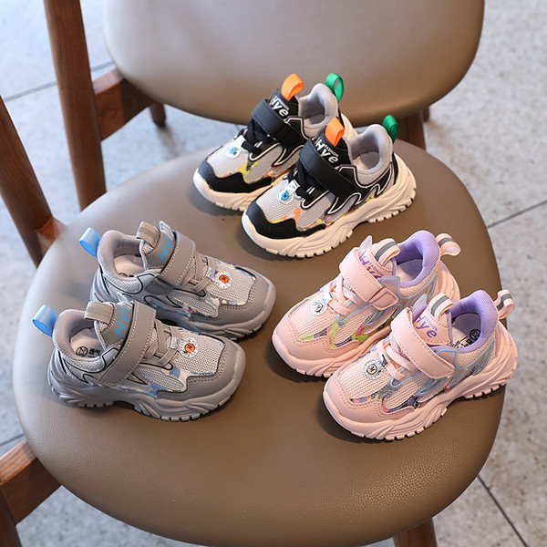 Детски маратонки в три цвята с лепенки подходящи за момчета и момичета 