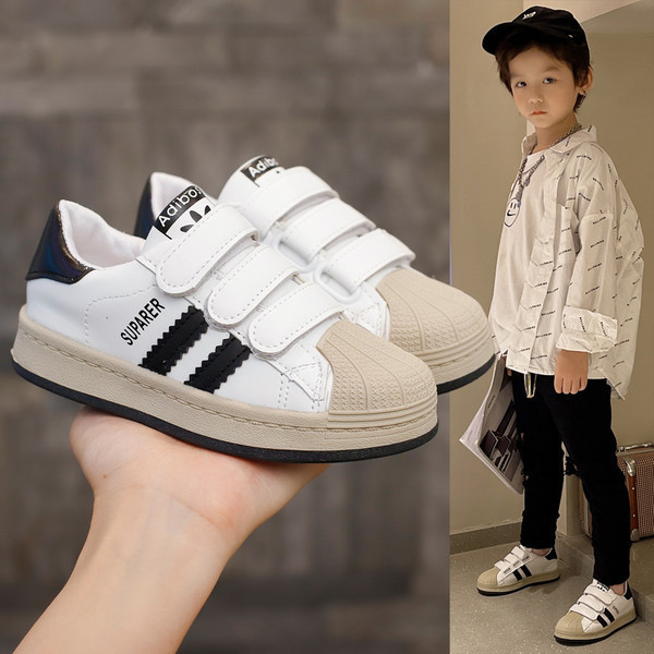 Детски кецове  с лепенки и равна подметка в два цвята