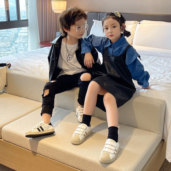 Детски кецове  с лепенки и равна подметка в два цвята