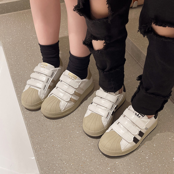 Детски кецове  с лепенки и равна подметка в два цвята