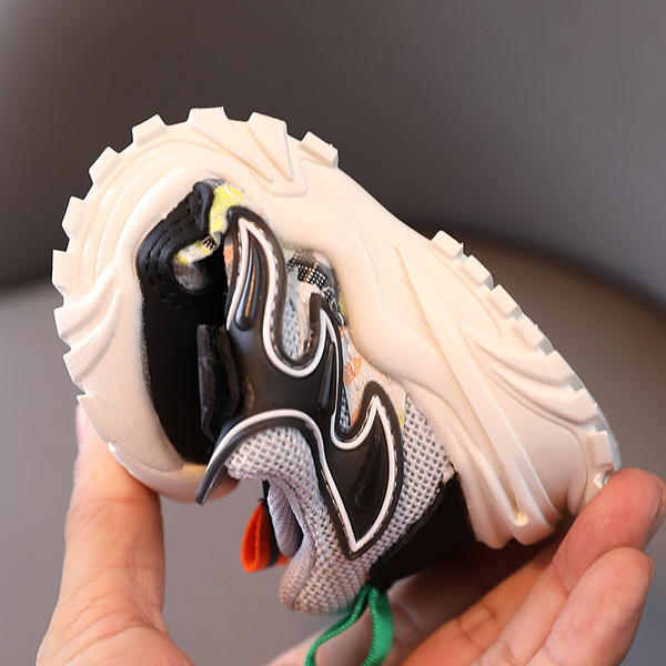 Спортни детски маратонки с лепенка и груба подметка