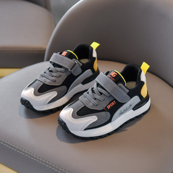 Детски маратонки с равна подметка с велкро лепенки 