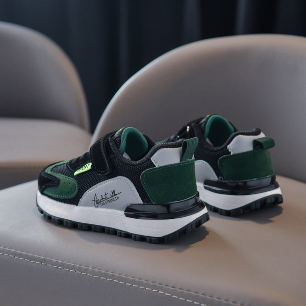 Детски маратонки с равна подметка с велкро лепенки 