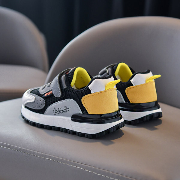 Детски маратонки с равна подметка с велкро лепенки 