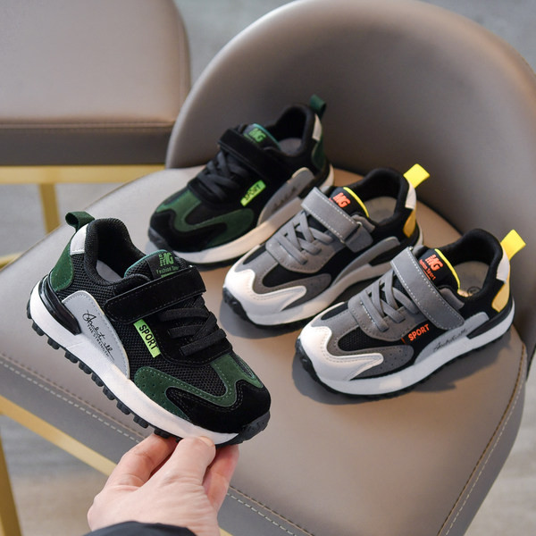 Детски маратонки с равна подметка с велкро лепенки 