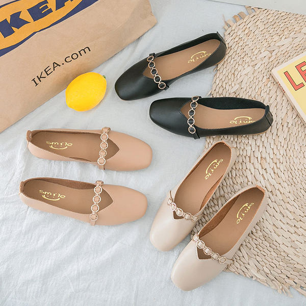 Нов модел дамски мокасини с метална декорация